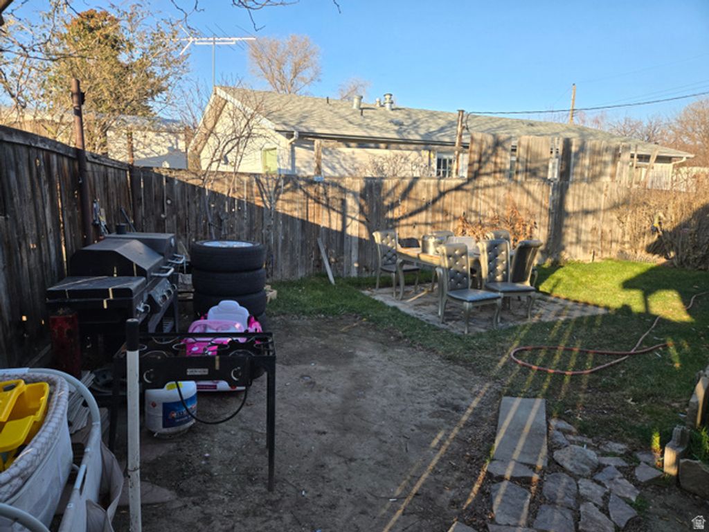 Image 10 of property listing at 6935 S COLUMBIA DR, West Jordan, UT 84084