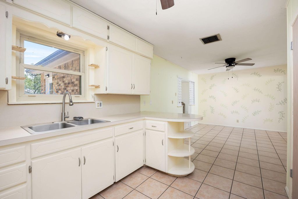 Image 10 of property listing at 2306 Brown Street, San Angelo, TX 76903