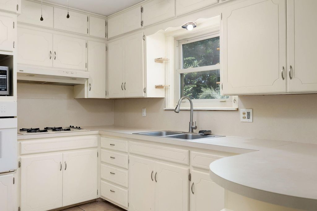 Image 9 of property listing at 2306 Brown Street, San Angelo, TX 76903