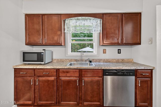 33 Wineberry Lane, Malta, NY 12020