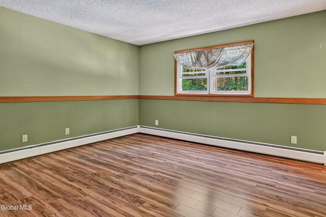 33 Wineberry Lane, Malta, NY 12020