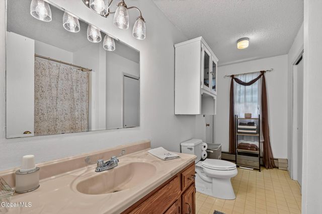 33 Wineberry Lane, Malta, NY 12020