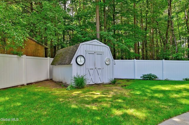 33 Wineberry Lane, Malta, NY 12020