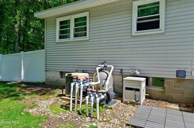 33 Wineberry Lane, Malta, NY 12020