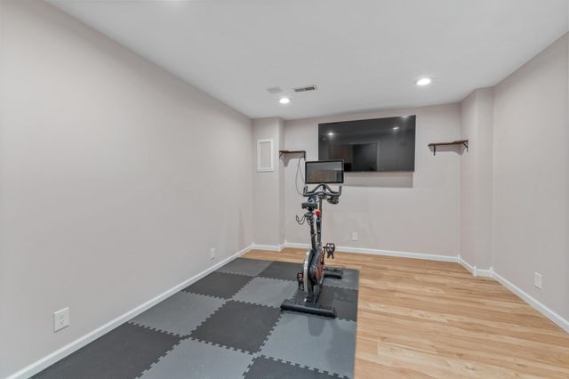 2710 N Dublin Cir, Wichita, KS 67226