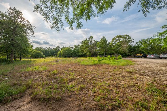 664 Hidden Oaks DR, Elgin, TX 78621