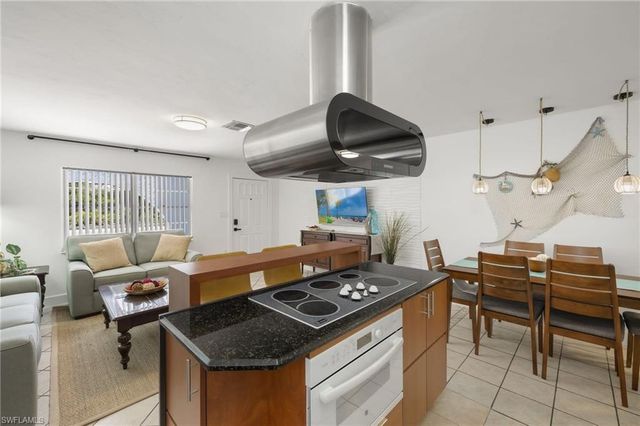742 111th AVE N, Naples, FL 34108