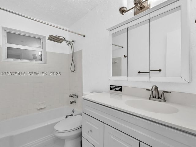 6800 Raleigh St, Hollywood, FL 33024