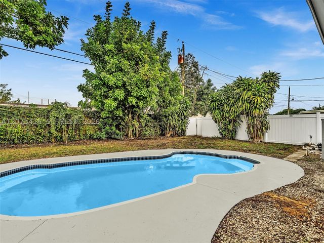 6800 Raleigh St, Hollywood, FL 33024