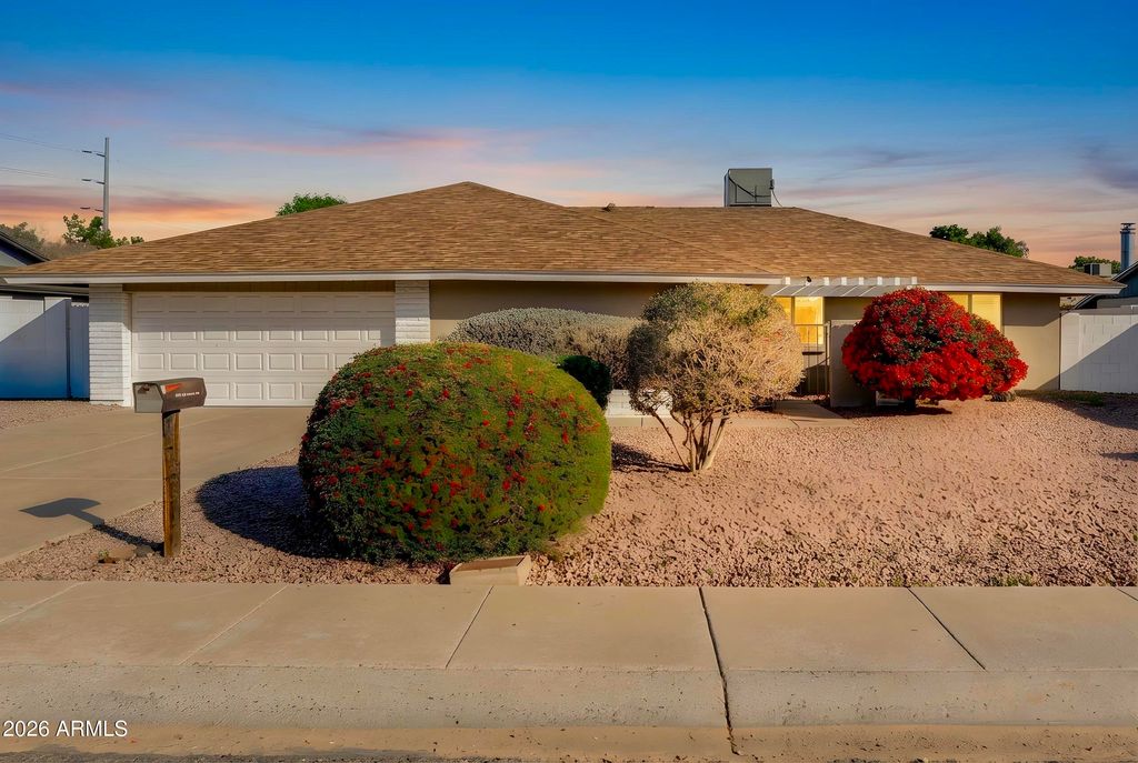 Image 1 of property listing at 2628 W ROVEEN Avenue, Phoenix, AZ 85029