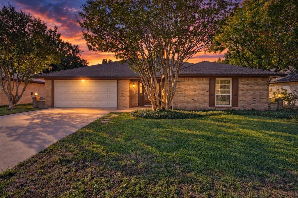 201 Oakhaven Drive, Grand Prairie, TX 75050 — exterior