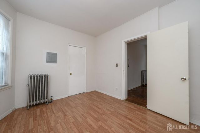 1053 Hunterdon Street, Newark, NJ 07112