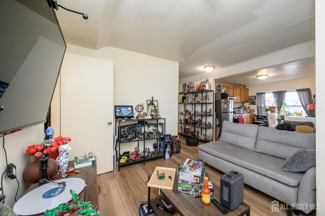 1053 Hunterdon Street, Newark, NJ 07112