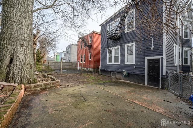 1053 Hunterdon Street, Newark, NJ 07112