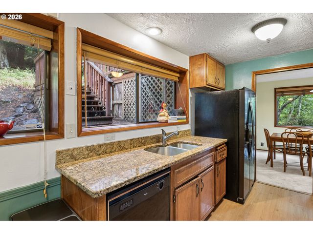 2854 WARREN St, Eugene, OR 97405