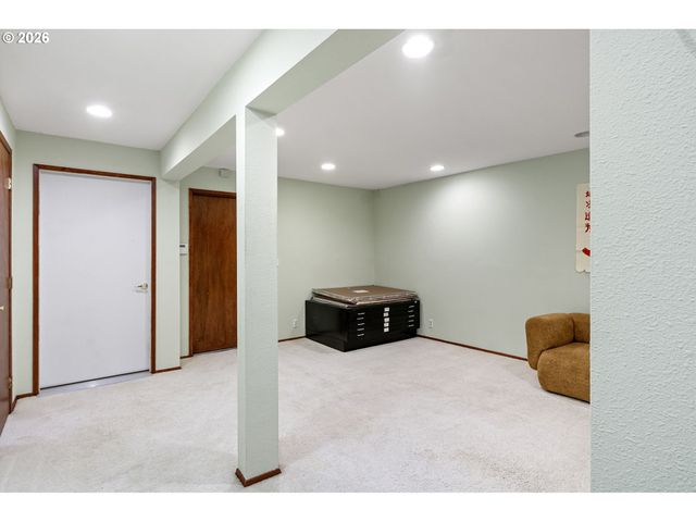 2854 WARREN St, Eugene, OR 97405