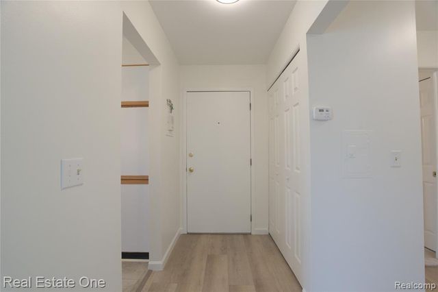 657 E Fox Hills Drive, Bloomfield Hills, MI 48304