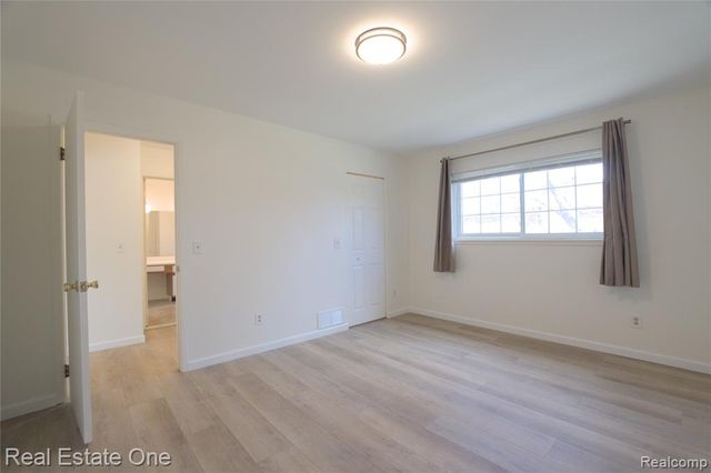 657 E Fox Hills Drive, Bloomfield Hills, MI 48304