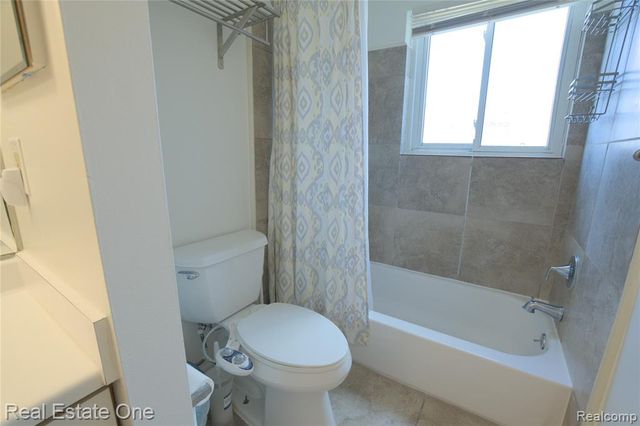 657 E Fox Hills Drive, Bloomfield Hills, MI 48304