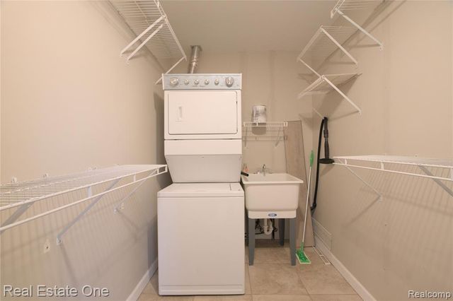 657 E Fox Hills Drive, Bloomfield Hills, MI 48304