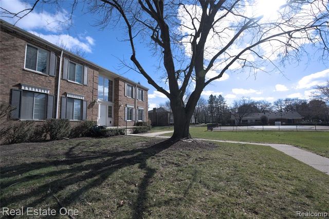 657 E Fox Hills Drive, Bloomfield Hills, MI 48304