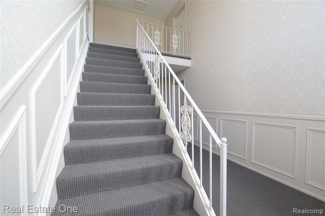 657 E Fox Hills Drive, Bloomfield Hills, MI 48304