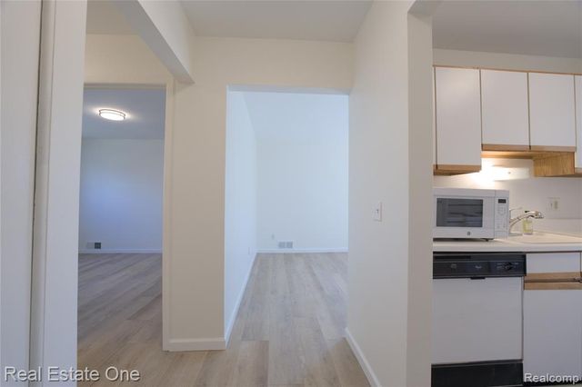 657 E Fox Hills Drive, Bloomfield Hills, MI 48304