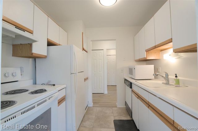 657 E Fox Hills Drive, Bloomfield Hills, MI 48304