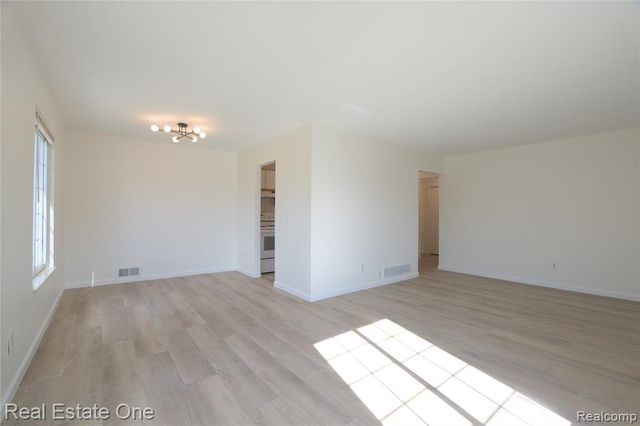 657 E Fox Hills Drive, Bloomfield Hills, MI 48304