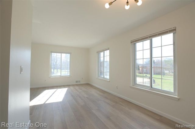 657 E Fox Hills Drive, Bloomfield Hills, MI 48304