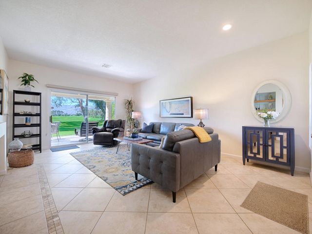127 Villa Court, Palm Desert, CA 92211