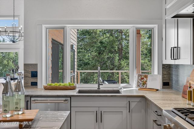 10812 N LAKEVIEW DR, Hayden Lake, ID 83835