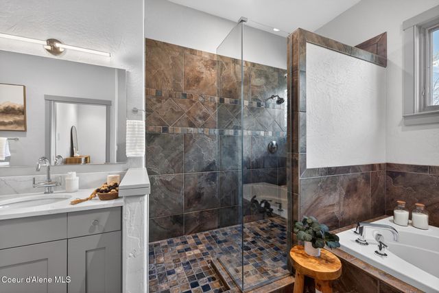 10812 N LAKEVIEW DR, Hayden Lake, ID 83835