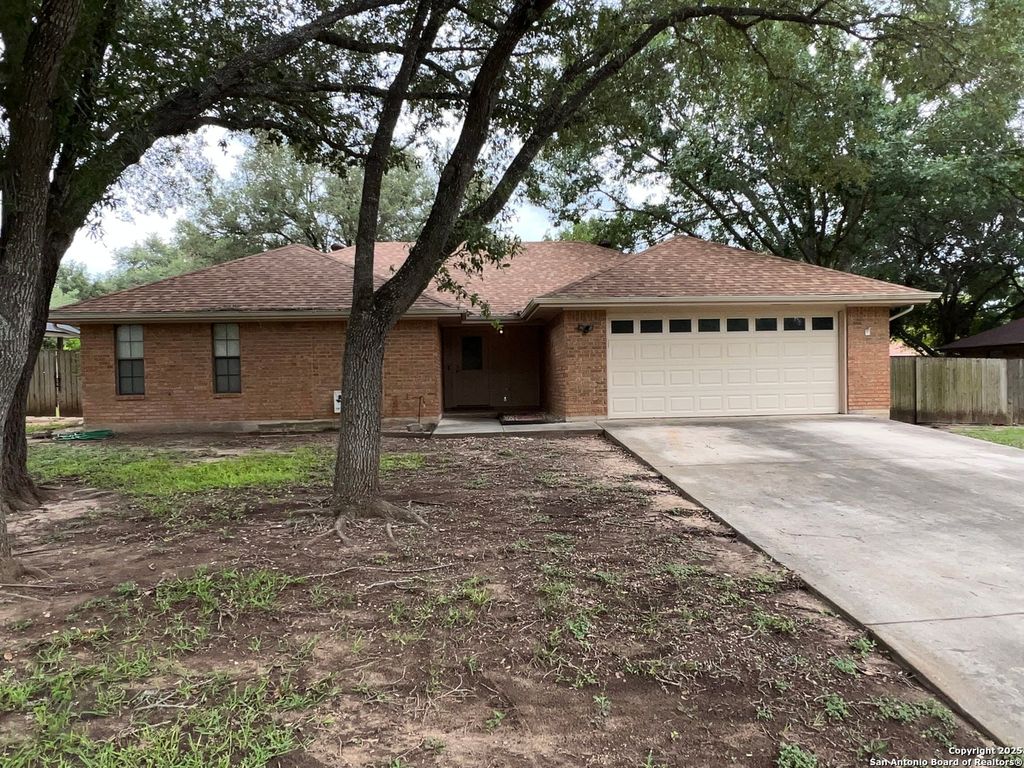 157 Guadalupe River Dr, Seguin, TX 78155