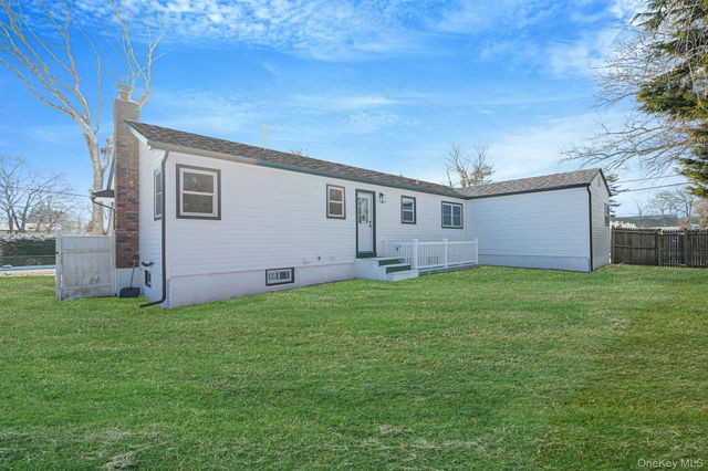 45 Oaklawn Avenue, Farmingville, NY 11738