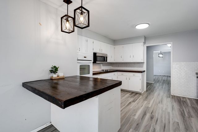 9221 W Suncrest St, Wichita, KS 67212