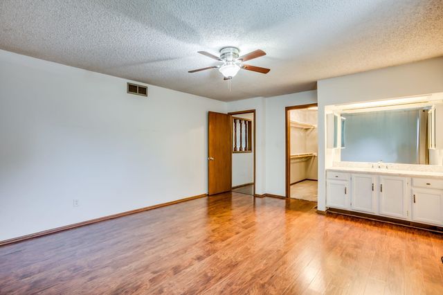 9221 W Suncrest St, Wichita, KS 67212