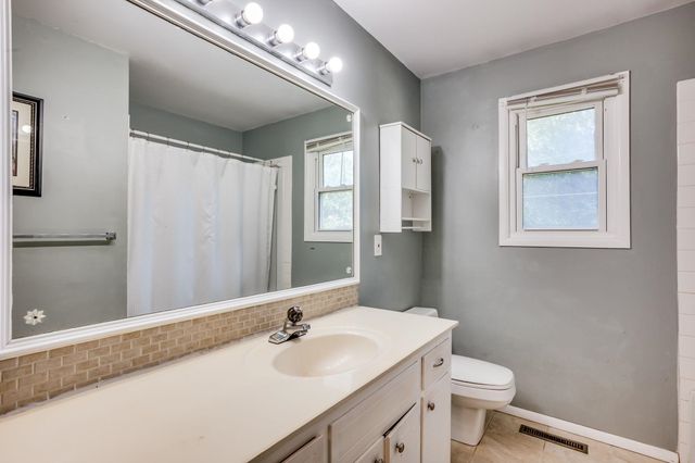 9221 W Suncrest St, Wichita, KS 67212