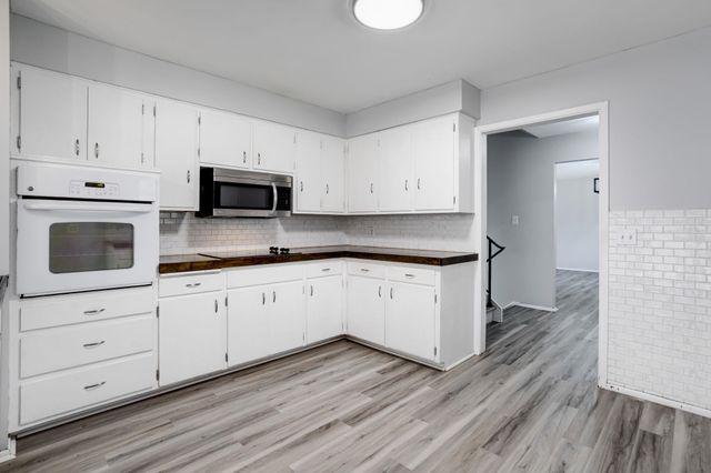 9221 W Suncrest St, Wichita, KS 67212