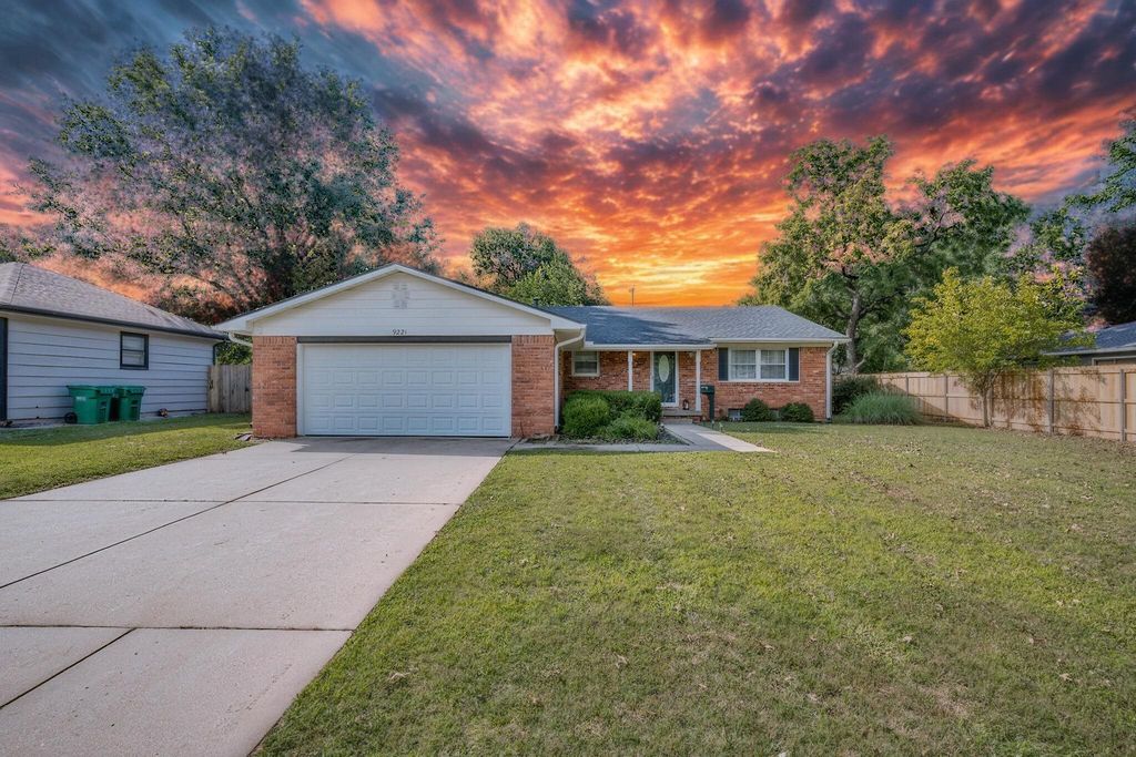 9221 W Suncrest St, Wichita, KS 67212