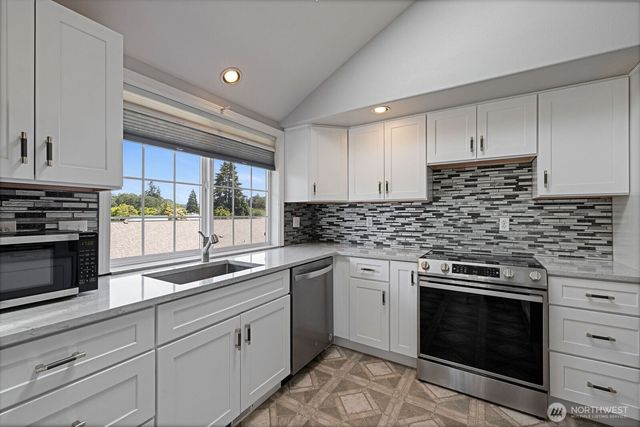 8 Lakewood Oaks Drive SW, Lakewood, WA 98499