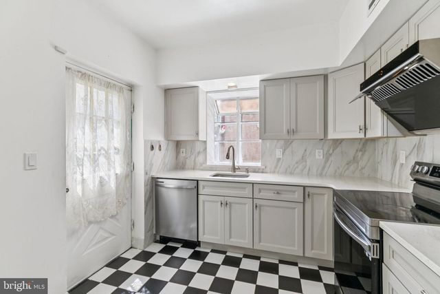 1006 S FRONT ST, Philadelphia, PA 19147