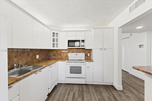 302 Lakeview Drive 203, Weston, FL 33326