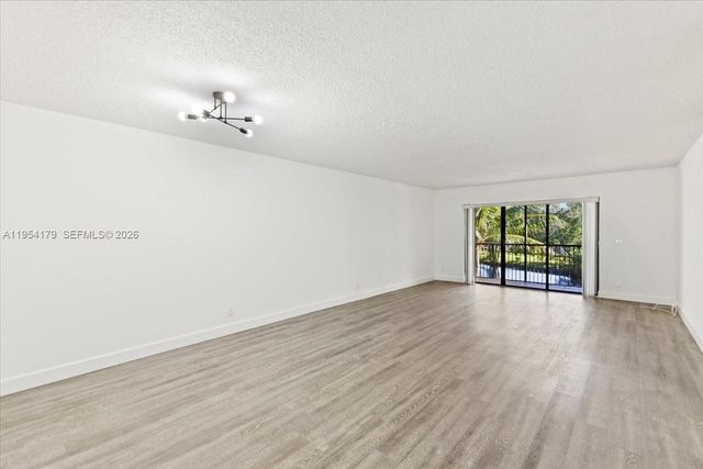 302 Lakeview Drive 203, Weston, FL 33326