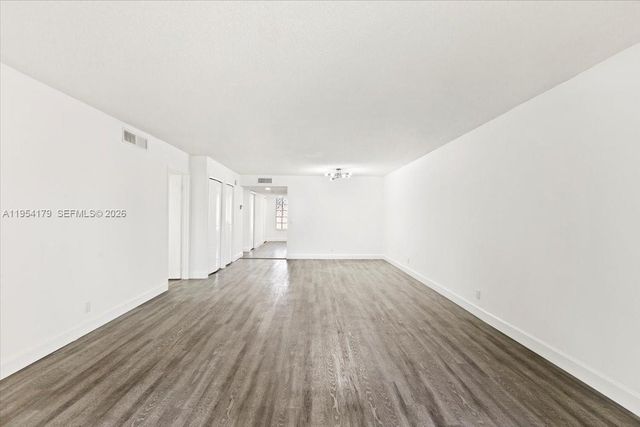 302 Lakeview Drive 203, Weston, FL 33326