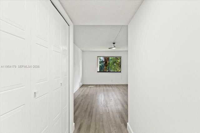 302 Lakeview Drive 203, Weston, FL 33326
