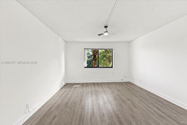 302 Lakeview Drive 203, Weston, FL 33326
