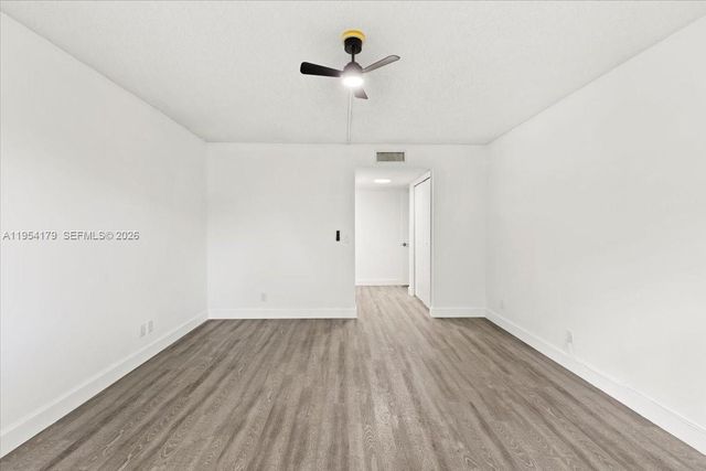 302 Lakeview Drive 203, Weston, FL 33326