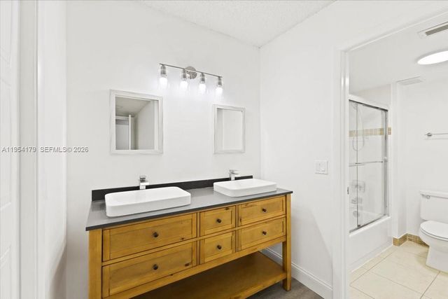 302 Lakeview Drive 203, Weston, FL 33326