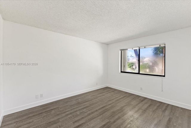 302 Lakeview Drive 203, Weston, FL 33326